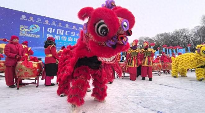 “尔滨”冰雪欢乐多松花江面上演滑冰龙舟大赛！