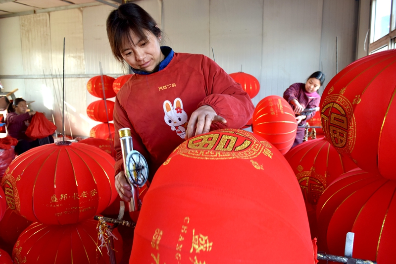 河北：制作灯笼迎春节