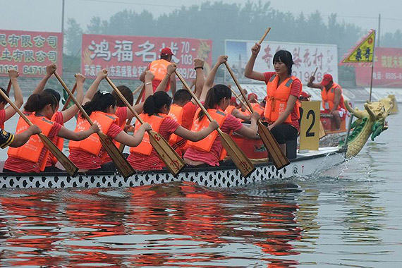 热闹非凡！这场龙舟赛燃爆端午！(图1)