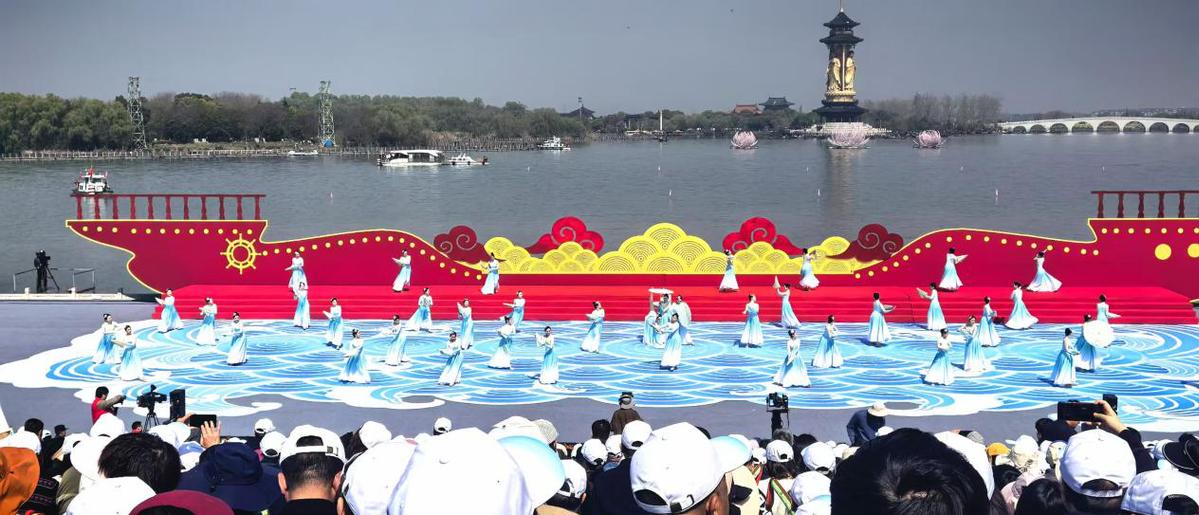 2025泰州姜堰溱潼会船节开幕 数万游客共赏非遗盛宴(图1)