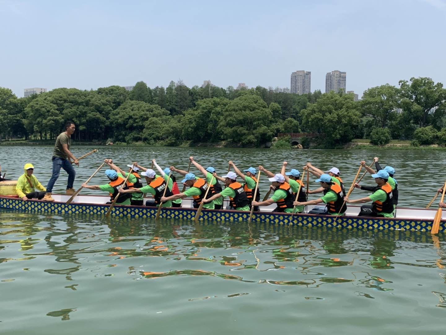 锦州：男女老少齐上阵 体验冰上赛龙舟(图1)