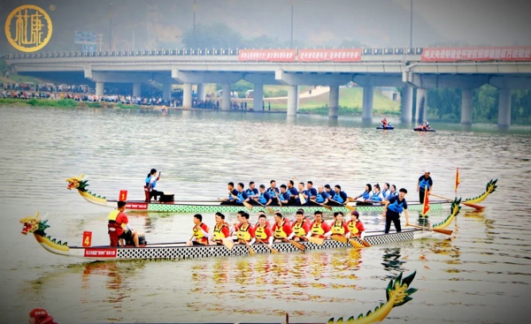 龙舟赛为假日经济添活力(图1)