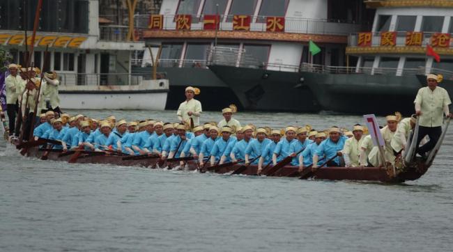 西双版纳澜沧江上举行龙舟表演赛 水上盛宴庆傣历新年(图2)