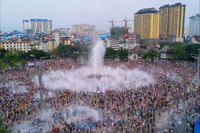 直击西双版纳泼水节现场 欢笑与激情的盛宴(图1)