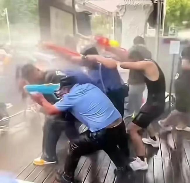 直击西双版纳泼水节现场 欢笑与激情的盛宴(图3)