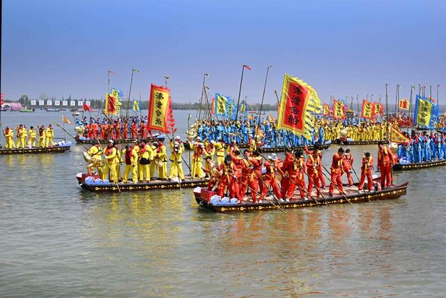 夏季龙舟划上冬日冰面 号召全民共享冰雪运动之乐(图1)