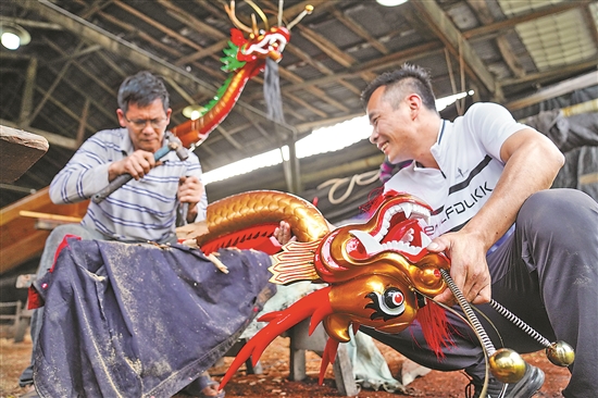 龙舟竞渡 荆州各支参赛队厉兵秣马备战忙(图1)