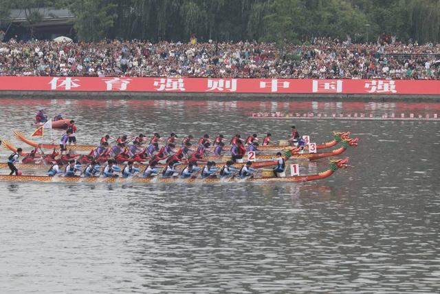 传统龙舟新玩法！端午期间四川德阳旌湖赛场上演“传统+潮流”对决(图1)