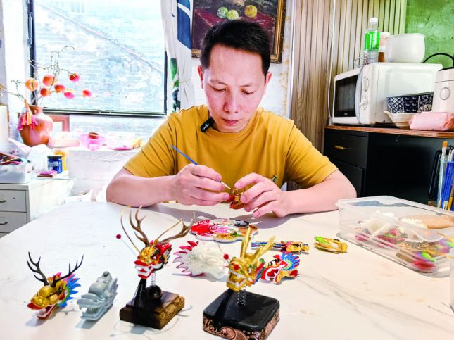 高要金利夫妇巧融非遗与科技制作文创 微缩版金利龙舟“划”出肇庆