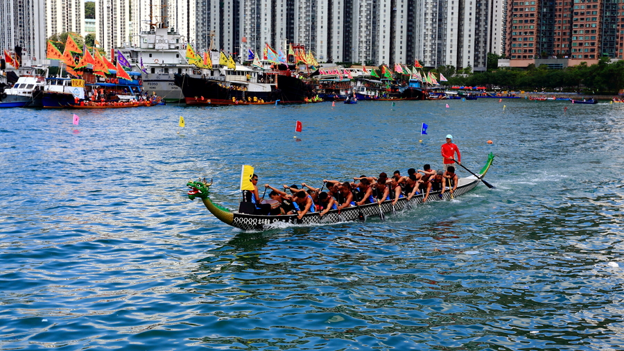 滨海龙舟赛“激”起海河阵阵浪 32支队伍激烈角逐 3万观众现场观赛(图1)