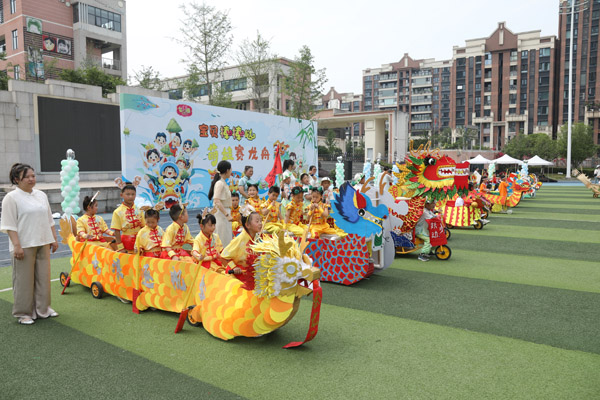 重庆大渡口：幼儿园旱地龙舟“划”进央视(图1)
