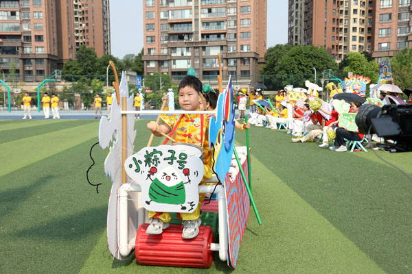 重庆大渡口：幼儿园旱地龙舟“划”进央视(图4)