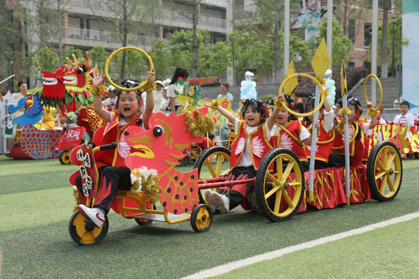 重庆大渡口：幼儿园旱地龙舟“划”进央视(图3)