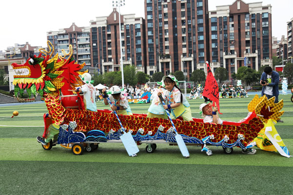 重庆大渡口：幼儿园旱地龙舟“划”进央视(图2)