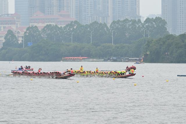 广西桂林龙舟赛：多国学子共划漓江水(图1)