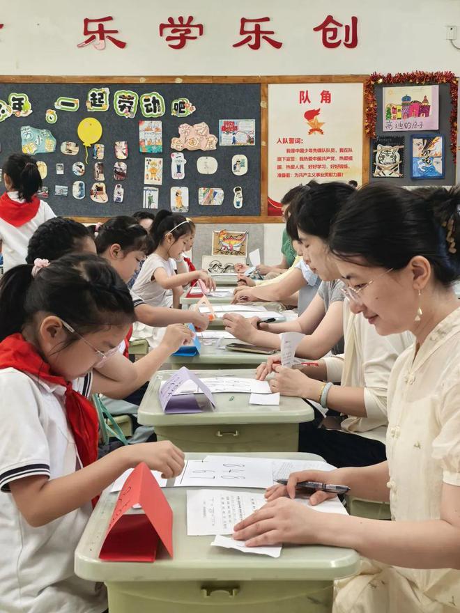 剥毛豆、购物、摇骰、探险闯关这是鼓楼娃的期末无“笔”精彩(图6)