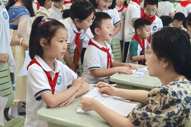 剥毛豆、购物、摇骰、探险闯关这是鼓楼娃的期末无“笔”精彩(图5)