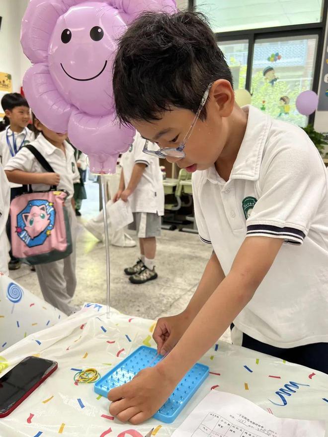 剥毛豆、购物、摇骰、探险闯关这是鼓楼娃的期末无“笔”精彩(图4)
