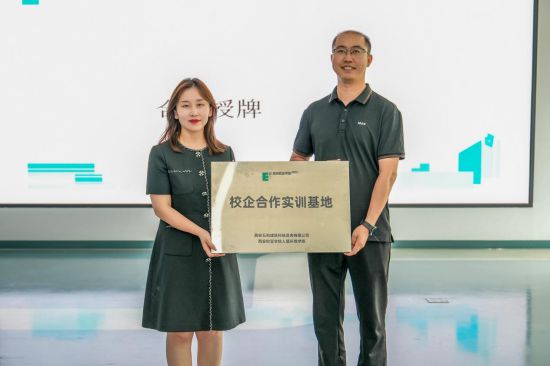 湖上赛龙舟 写字楼跑数据 -----西安欧亚学院这门创意课打开建筑之外的创造力(图10)