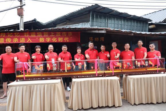 新龙骏水奔腾神州——上漖村为信基集团捐赠龙舟举行骏水仪式(图1)