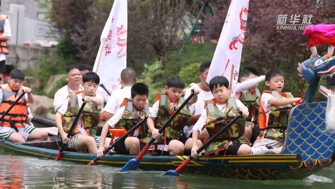 杭州余杭：劈波逐浪 少年龙舟队传承龙舟文化(图1)
