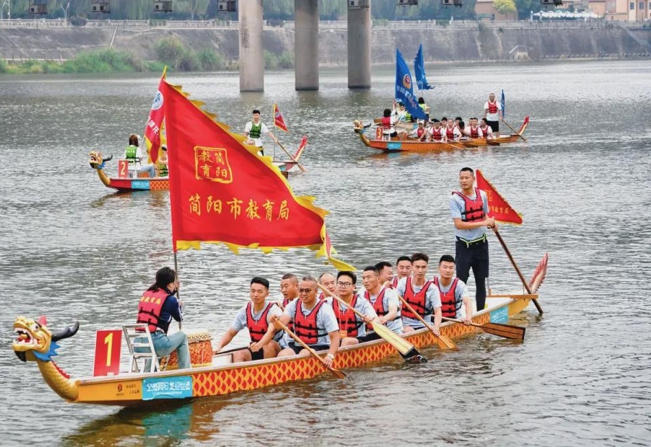 2025美兰渔村龙舟赛开赛 观龙舟竞渡 赴夏日狂欢