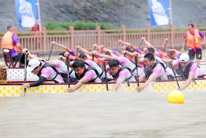 传统龙舟邂逅海南七仙温泉嬉水节 保亭上演民俗与竞技的水上盛宴(图3)