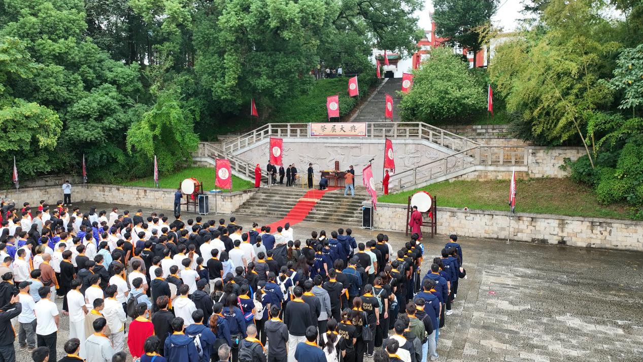 全国大学生龙舟赛队员汨罗江畔祭屈栽橘 以青春之姿传承求索精神