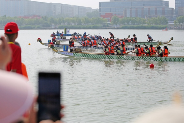 刚刚！白塘湖燃爆了！莆田市龙舟赛激情开赛！12支队伍将晋级决赛(图1)