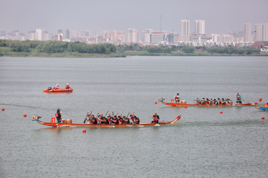咸阳湖龙舟赛：假期体育盛宴引爆热情(图1)
