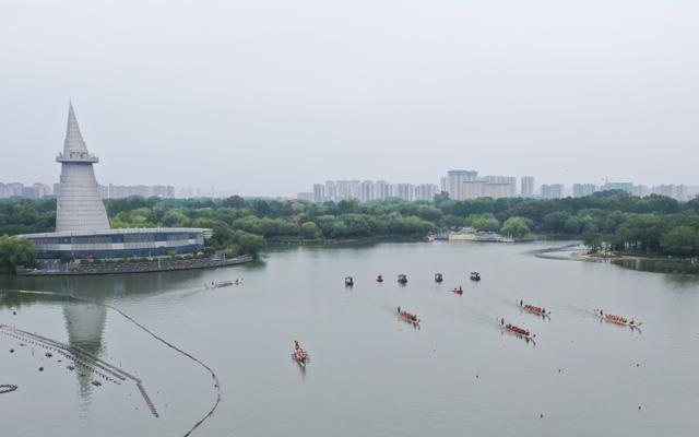 景中竞渡舟如箭绿博园里赛龙舟(图2)