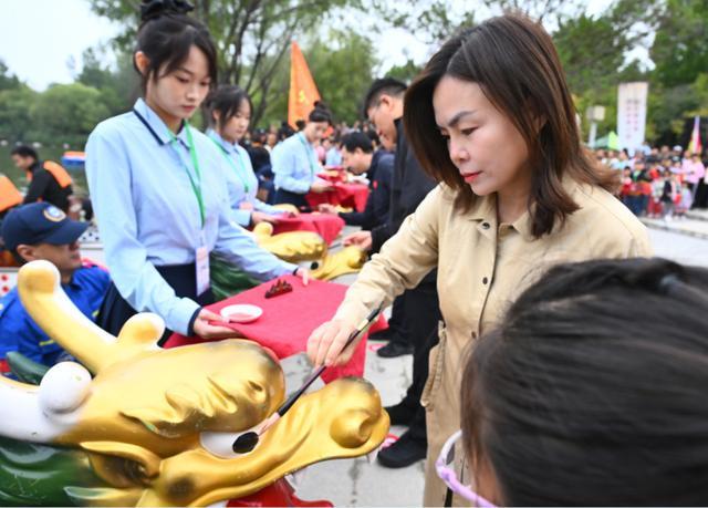 景中竞渡舟如箭绿博园里赛龙舟(图4)