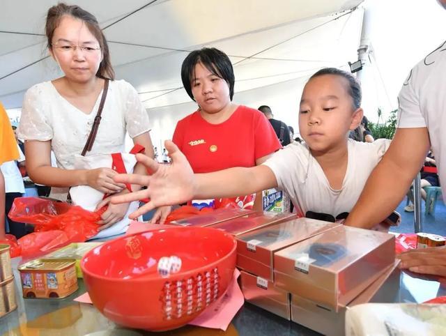 海风明月当背景这场博饼承包了“最厦门”中秋体验(图2)