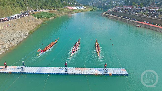 龙舟竞渡庆“双节”(图2)