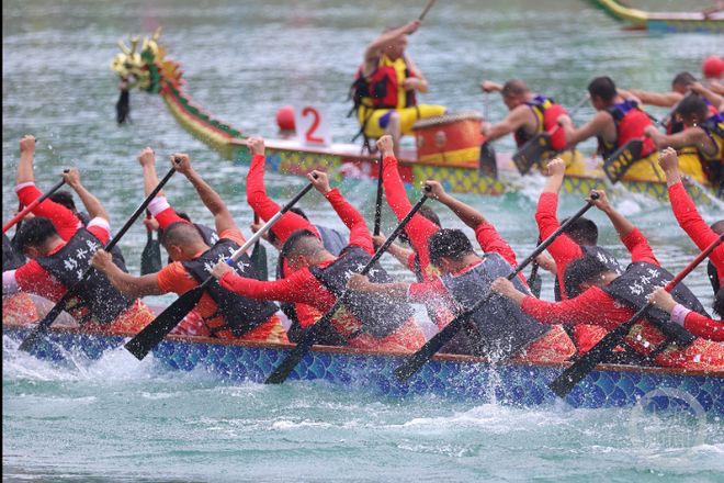 龙舟竞渡庆“双节”(图1)