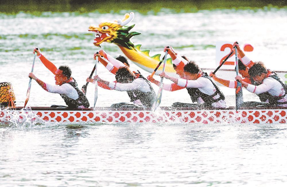 【国庆我在岗】 桂平公安护航龙舟赛以坚守献礼盛世华诞！(图1)