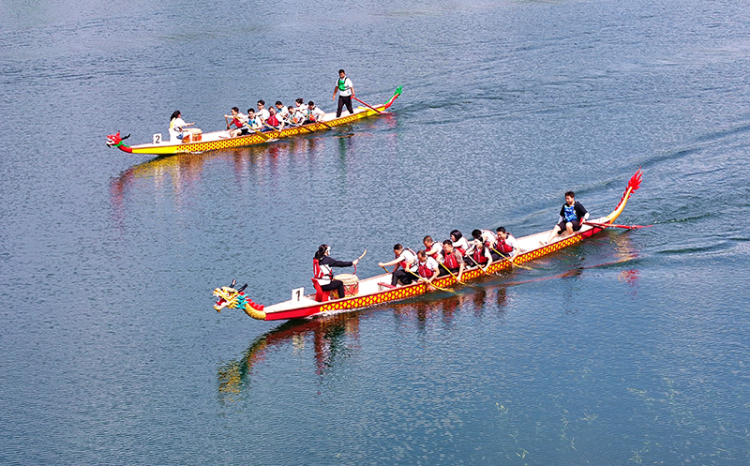 电影《浪浪人生》发布“破浪前行”正片片段 逐浪人生敢拼敢冲令观众狠狠共情(图1)