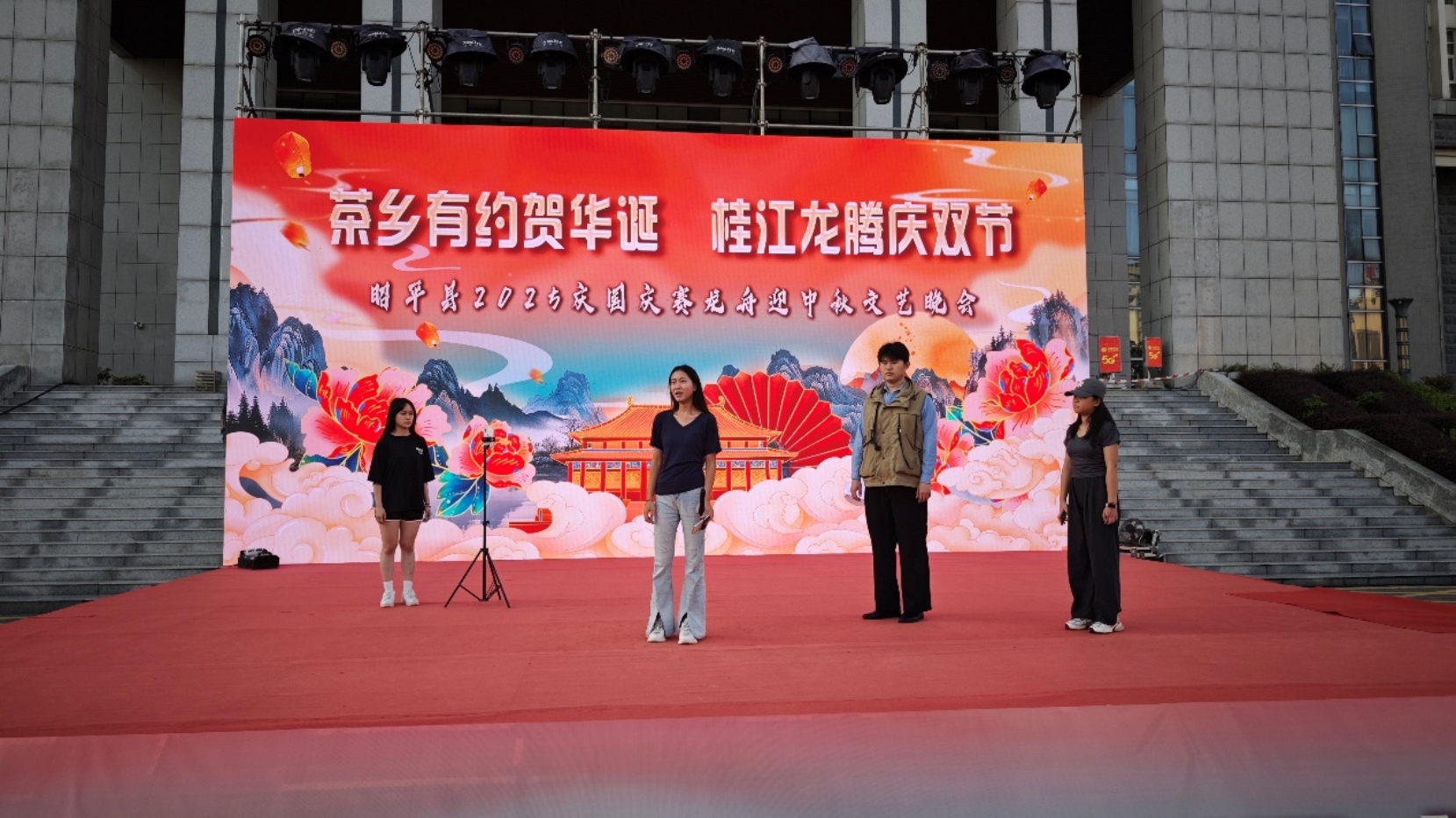 “文艺赋美乡村”广西艺术学校师生应邀赴昭平参加龙舟节文艺晚会(图1)