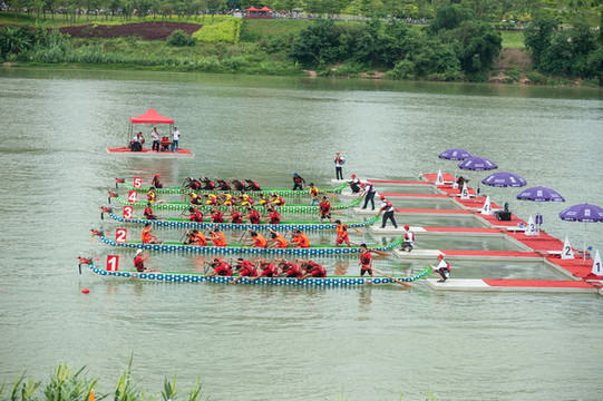 浪花激扬展风采！广航院龙舟队斩获粤港澳青年龙舟邀请赛二等奖(图1)