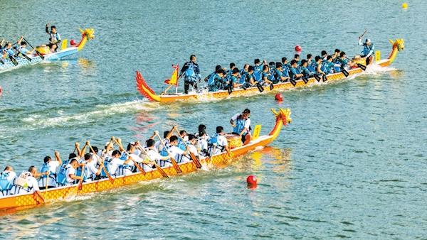 海南省美兰渔村龙舟赛圆满收官 潮涌为墨桨作笔 “划”出文旅新图景(图1)