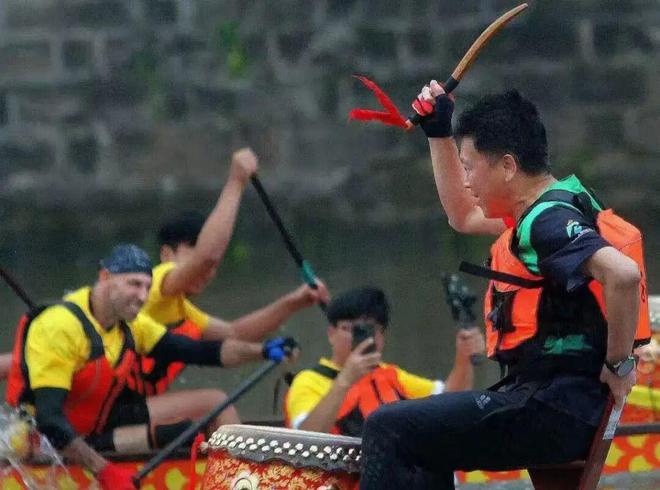 “带头下馆子”的书记骑着自行车卸任了(图8)