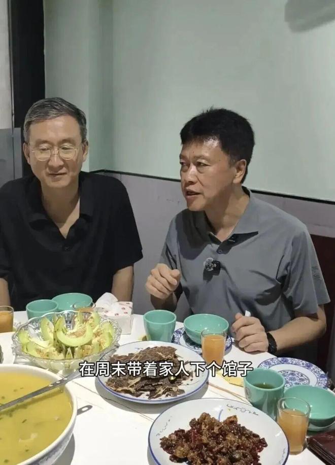 “带头下馆子”的书记骑着自行车卸任了(图2)