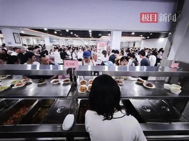 “带头下馆子”的书记骑着自行车卸任了(图9)