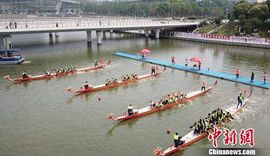江苏扬州首届龙舟赛开赛再现百年前龙舟竞渡景象(图2)