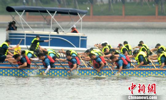 江苏扬州首届龙舟赛开赛再现百年前龙舟竞渡景象(图3)