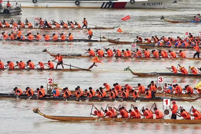 广西贺州半程马拉松吸引上万跑者 人形机器人登场助阵