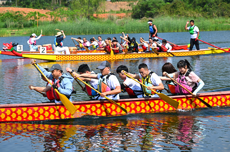 11月1日来深圳南澳观看首届海上龙舟趣味赛2025南澳户外运动季正式开启(图1)