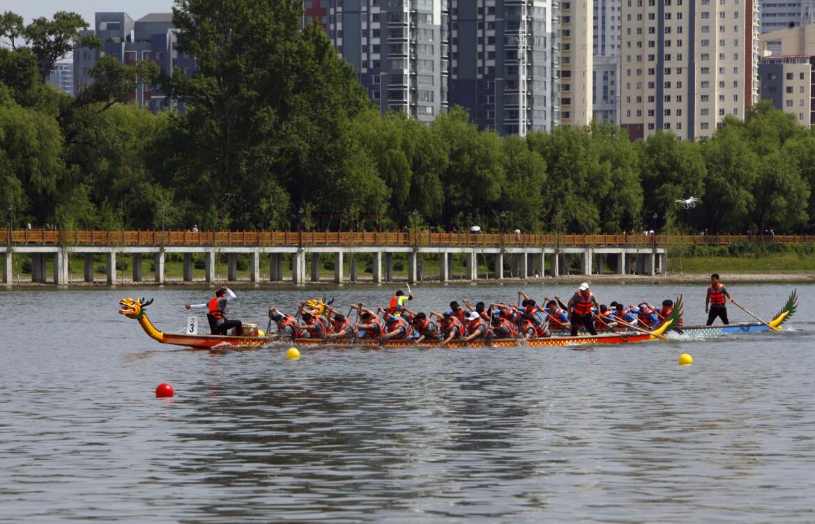 东南大学龙舟队在江苏省运动会中勇夺佳绩展现青春风采(图1)