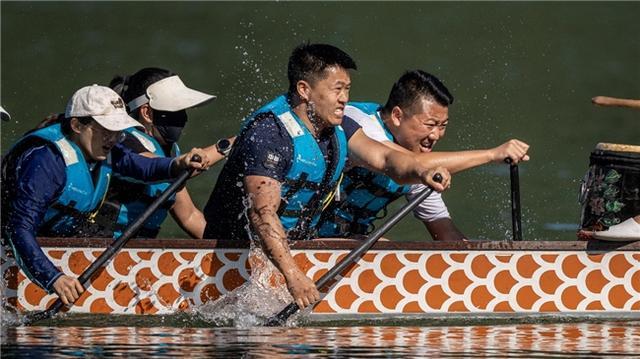 云南式赛龙舟破雾穿浪 画面惊艳