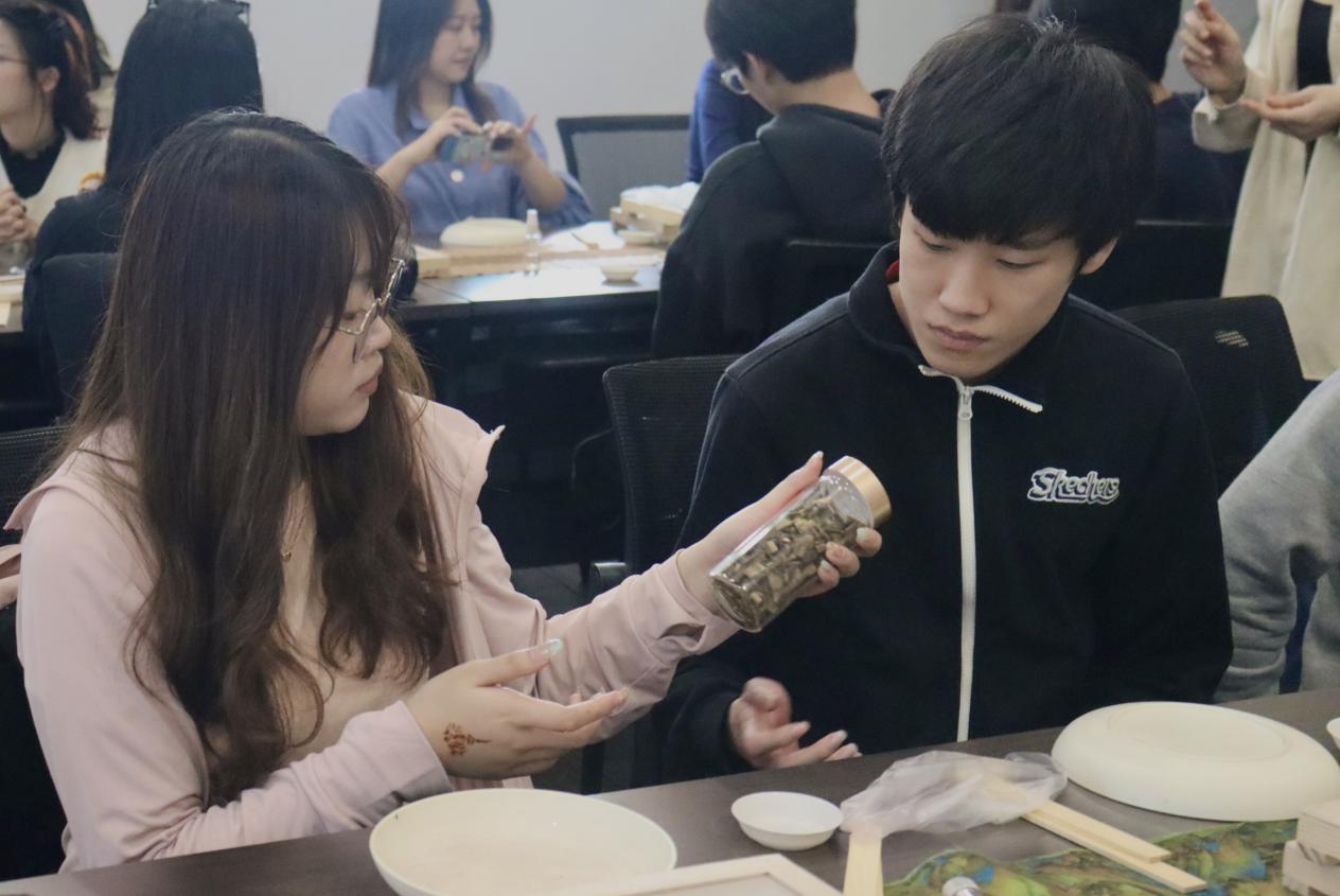 中山大学中文系举行来华留学生线香制作体验活动(图5)